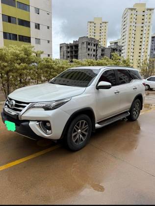 TOYOTA HILUX SW4 2.8 SRX 4X4 7 LUGARES 16V TURBO INTERCOOLER DIESEL 4P AUTOMÁTICO